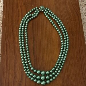 Beautiful vintage 3 strand pearl necklace